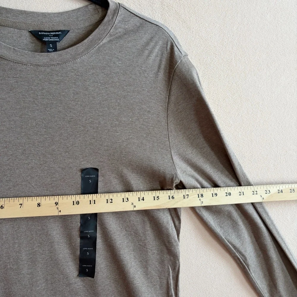 Banana Republic NWT Luxe‎ Touch Performance Long Sleeve Tee Taupe Small Cotton